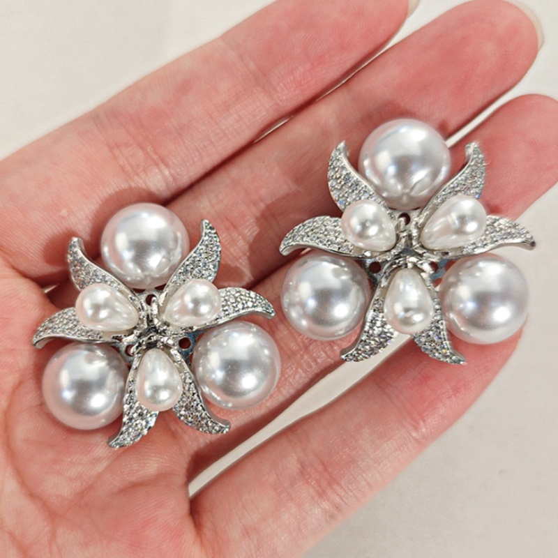Women's Luxurious Synthetic Zirconia Flower Earrings, Elegant